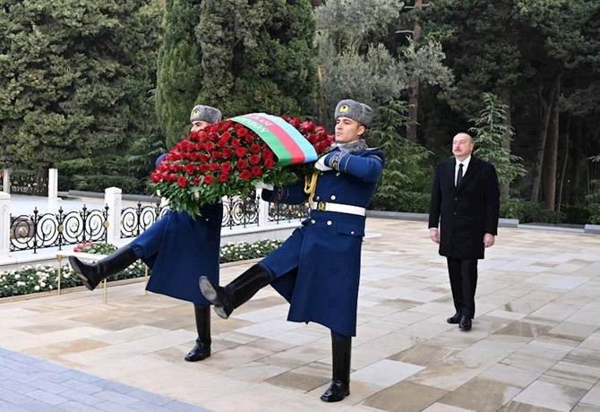Prezident və birinci xanım Heydər Əliyevin məzarını ziyarət etdi — YENİLƏNİB (FOTOLAR)