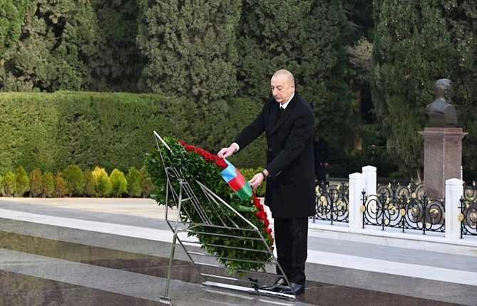 Prezident və birinci xanım Heydər Əliyevin məzarını ziyarət etdi — YENİLƏNİB (FOTOLAR)