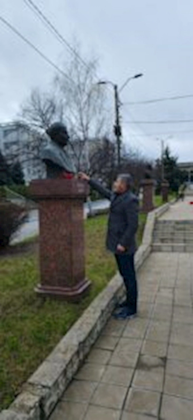 Ulu öndər Heydər Əliyev Moldovada anıldı — FOTOLAR