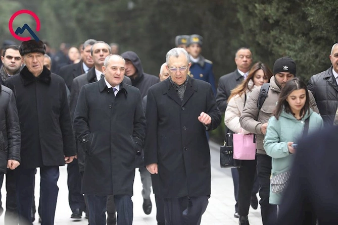 Dövlət və hökumət rəsmiləri ümummilli lider Heydər Əliyevin xatirəsini yad edirlər — FOTOLAR (YENİLƏNDİ)