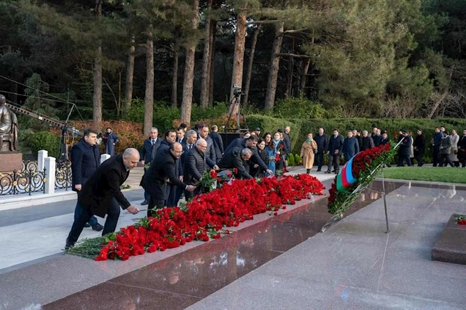 ETSN kollektivi Heydər Əliyevin xatirəsini yad etdi — FOTOLAR