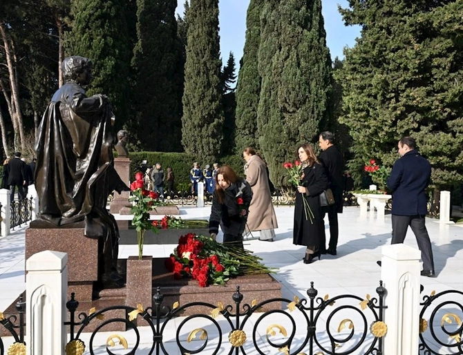 Mədəniyyət Nazirliyinin kollektivi Fəxri Xiyabanda — FOTOLAR Mədəniyyət Nazirliyinin kollektivi Fəxri Xiyabanda — FOTOLAR