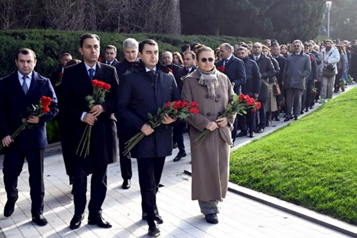 Mədəniyyət Nazirliyinin kollektivi Fəxri Xiyabanda — FOTOLAR