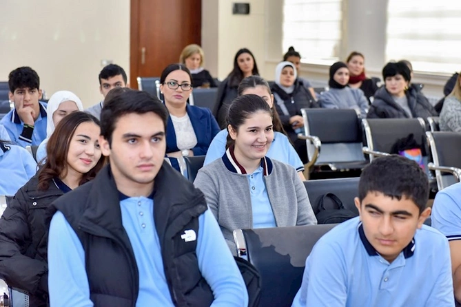 Rəqəmsal dünyanı qadınlar üçün təhlükəsiz mühitə çevirək! şüarı altında kampaniya başa çatdı — FOTOLAR