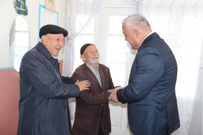 Millət vəkili Vüqar Rəhimzadə Ordubadın Nüsnüs və Gənzə kəndlərinin ən yaşlı sakinlərini evlərində ziyarət edib — FOTOLAR