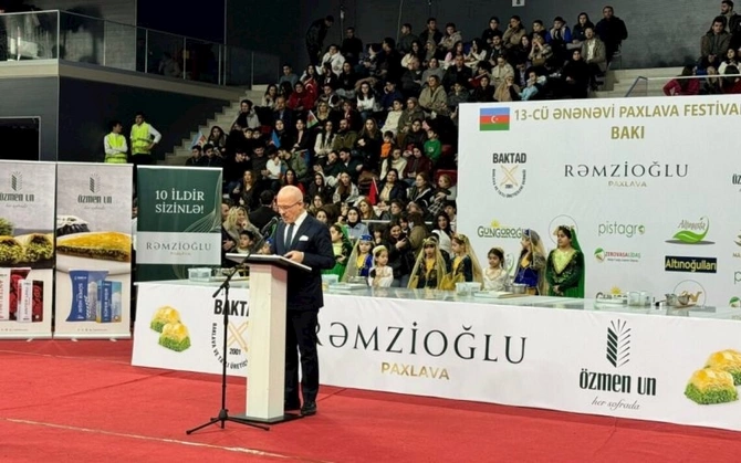 Bakıda ilk dəfə Paxlava və Şirniyyat Festivalı keçirildi — FOTOLAR Bakıda ilk dəfə Paxlava və Şirniyyat Festivalı keçirildi — FOTOLAR