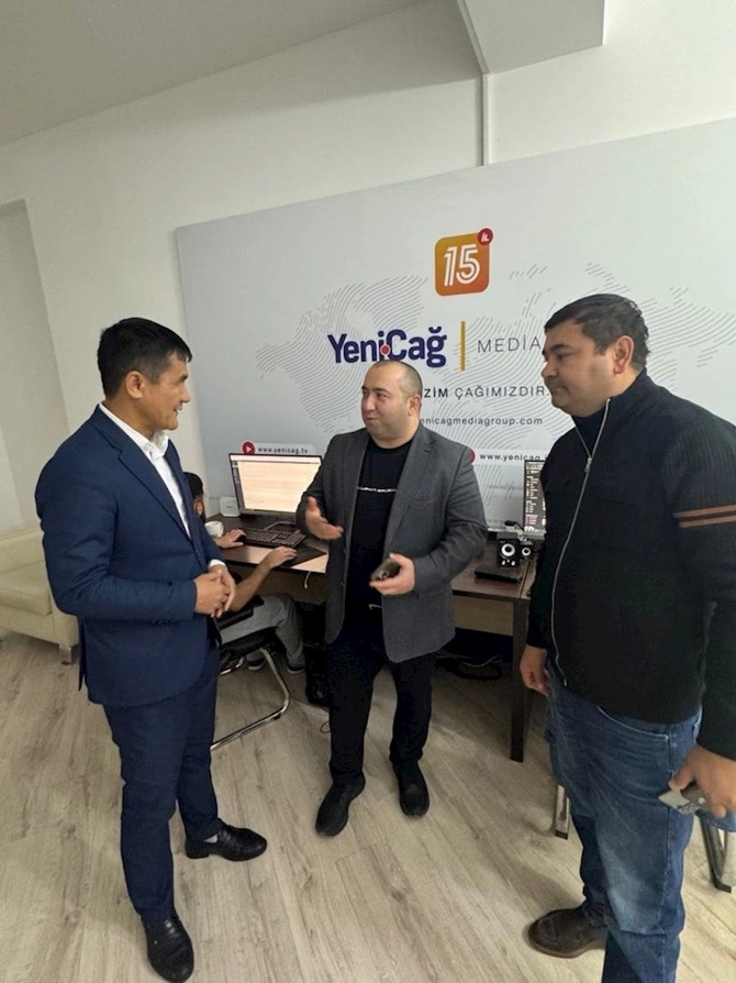 Özbəkistanın tanınmış jurnalistləri “Yeni Çağ” Media Qrupunu ziyarət etdi — FOTOLAR