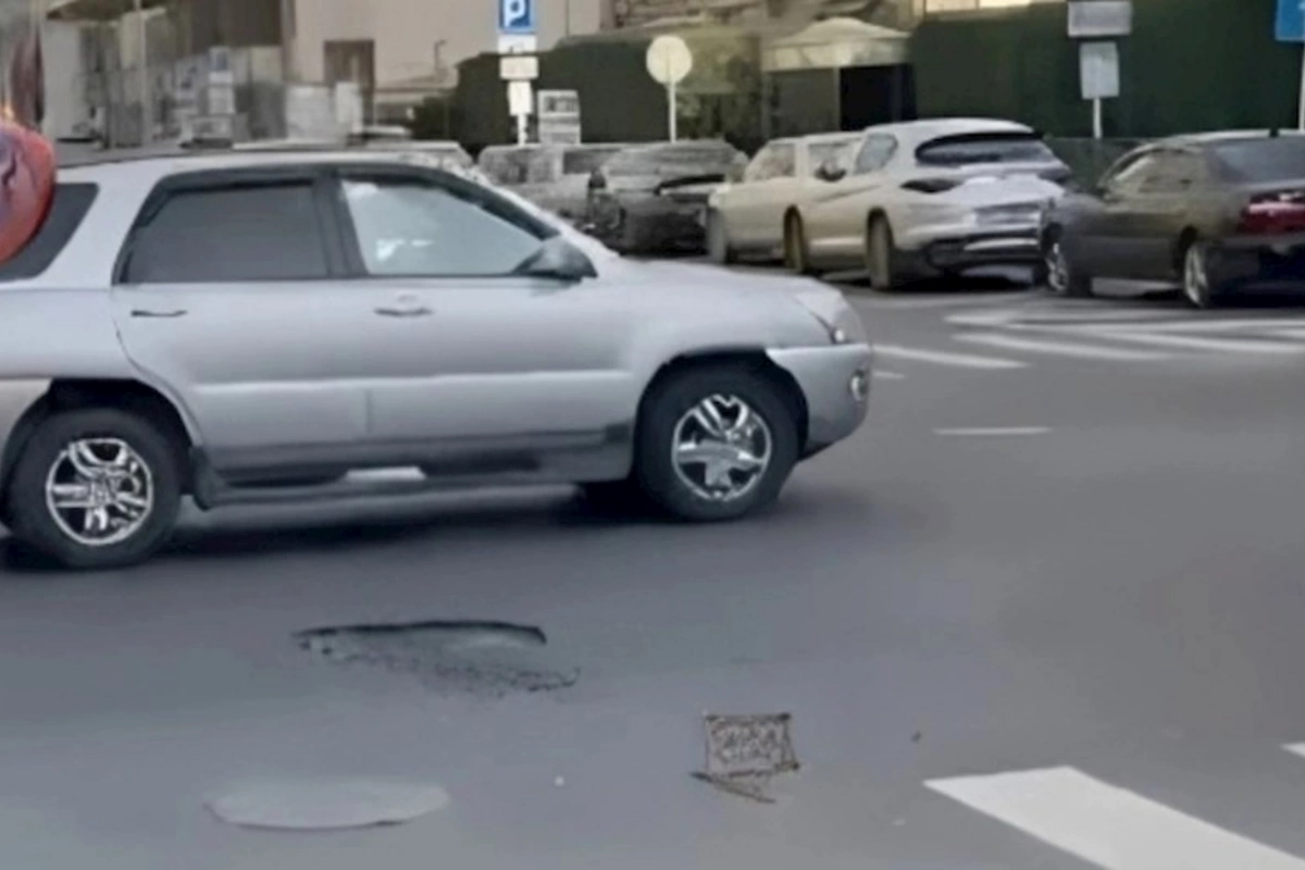 Bakının mərkəzində yeni asfaltlanan YOL ÇÖKDÜ — VİDEO