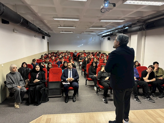 “Füyuzat”ın baş redaktoru İstanbulda şagirdlərə dərgiçiliyin önəmindən danışıb — FOTO “Füyuzat”ın baş redaktoru İstanbulda şagirdlərə dərgiçiliyin önəmindən danışıb — FOTO