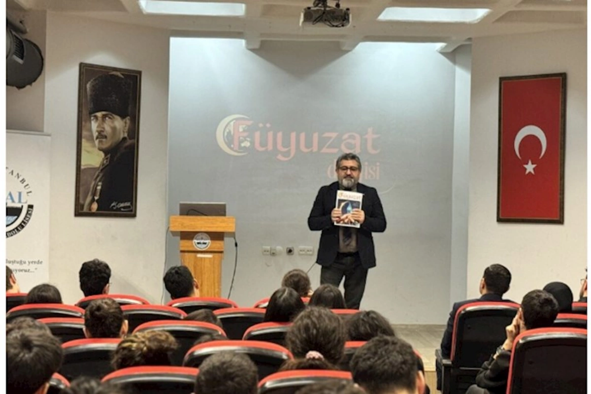 “Füyuzat”ın baş redaktoru İstanbulda şagirdlərə dərgiçiliyin önəmindən danışıb — FOTO