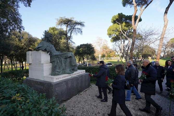 Adil Kərimli Romada Nizami Gəncəvinin abidəsini ziyarət edib — FOTOLAR