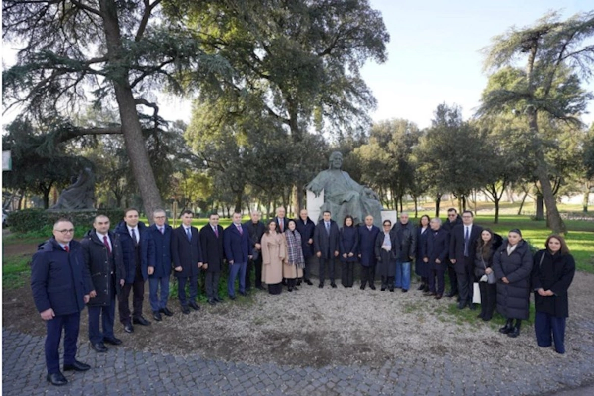 Adil Kərimli Romada Nizami Gəncəvinin abidəsini ziyarət edib — FOTOLAR