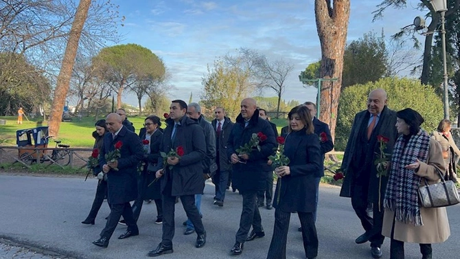 Adil Kərimli Romada Nizami Gəncəvinin abidəsini ziyarət edib — FOTOLAR