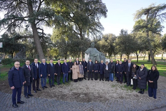 Adil Kərimli Romada Nizami Gəncəvinin abidəsini ziyarət edib — FOTOLAR