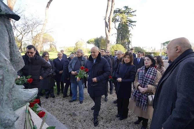 Adil Kərimli Romada Nizami Gəncəvinin abidəsini ziyarət edib — FOTOLAR