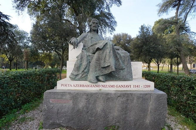 Adil Kərimli Romada Nizami Gəncəvinin abidəsini ziyarət edib — FOTOLAR