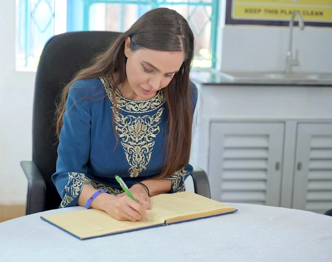 Leyla Əliyeva Nayrobinin məktəb və tibb müəssisələrində — FOTOLAR