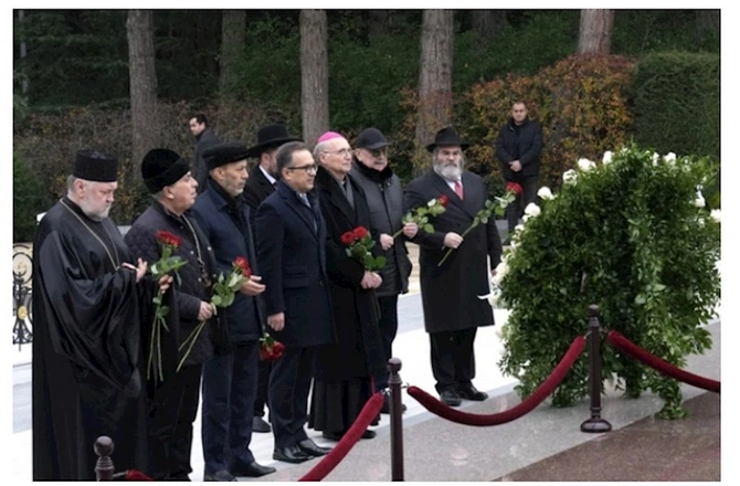 Dini Qurumlarla İş üzrə Dövlət Komitəsinin kollektivi Heydər Əliyevin məzarını ziyarət edib — FOTOLAR