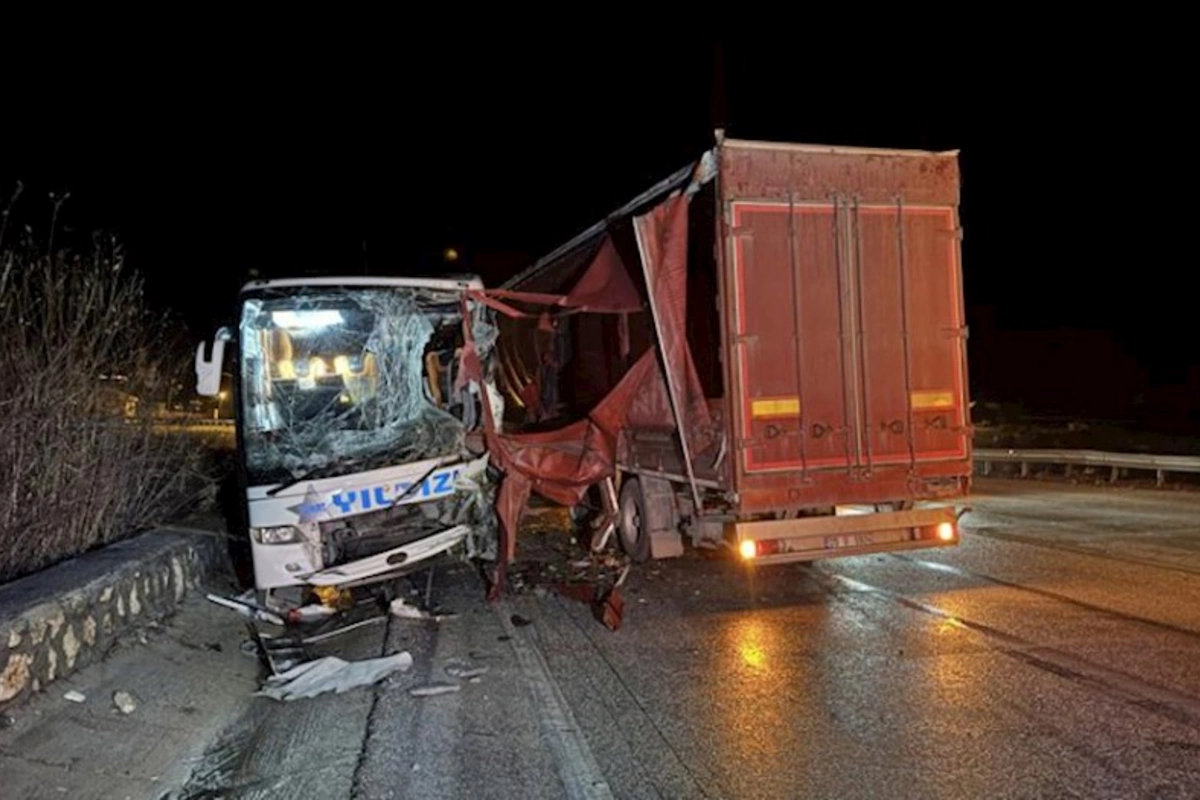 Türkiyədə sərnişin avtobusu yük avtomobili ilə toqquşdu: Xəsarət alanlar var