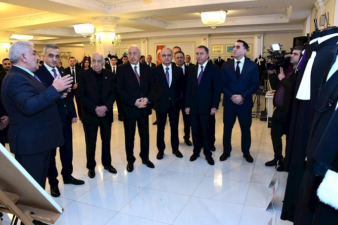 Sumqayıtda ilk dəfə Dünya Vəkil Cübbələri və Atributları sərgisi keçirilir — FOTOLAR Sumqayıtda ilk dəfə Dünya Vəkil Cübbələri və Atributları sərgisi keçirilir — FOTOLAR