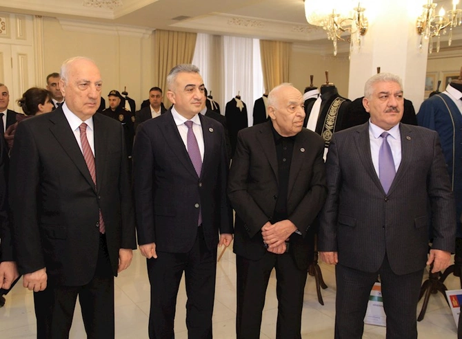 Sumqayıtda ilk dəfə Dünya Vəkil Cübbələri və Atributları sərgisi keçirilir — FOTOLAR Sumqayıtda ilk dəfə Dünya Vəkil Cübbələri və Atributları sərgisi keçirilir — FOTOLAR