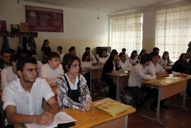 Sumqayıt şəhər məktəblərində narkomaniya ilə bağlı silsilə təlimlər davam edir — FOTOLAR Sumqayıt şəhər məktəblərində narkomaniya ilə bağlı silsilə təlimlər davam edir — FOTOLAR