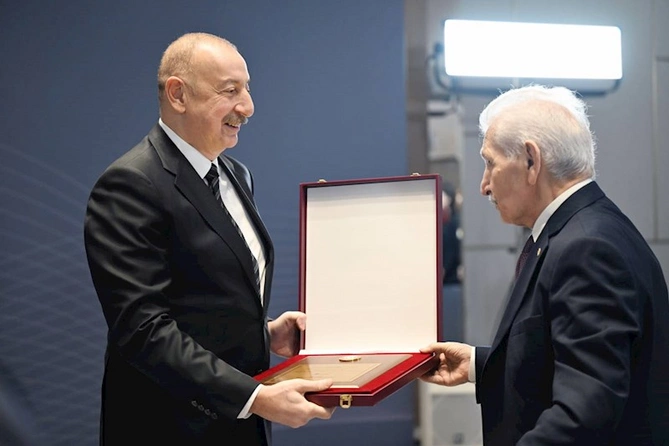 İlham Əliyev idmançıları mükafatlandırdı — FOTOLAR İlham Əliyev idmançıları mükafatlandırdı — FOTOLAR
