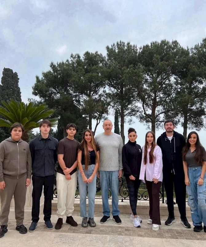 Prezidentin ad günündə ailə FOTOSU Prezidentin ad günündə ailə FOTOSU