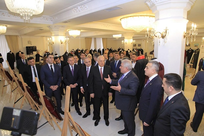 Sumqayıtda ilk dəfə Dünya Vəkil Cübbələri və Atributları sərgisi keçirilir — FOTOLAR Sumqayıtda ilk dəfə Dünya Vəkil Cübbələri və Atributları sərgisi keçirilir — FOTOLAR