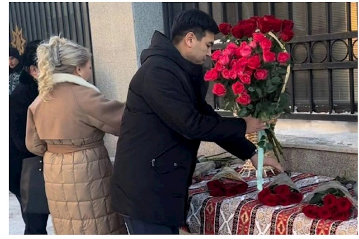 Astana sakinləri Azərbaycan səfirliyinə gül dəstələri gətirirlər