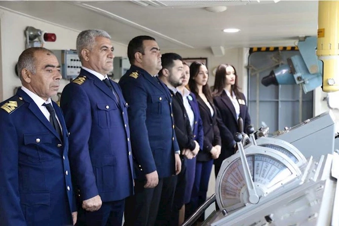 Dənizçilər təyyarə qəzasında həlak olanların xatirəsini bir dəqiqəlik sükutla anıblar — FOTOLAR