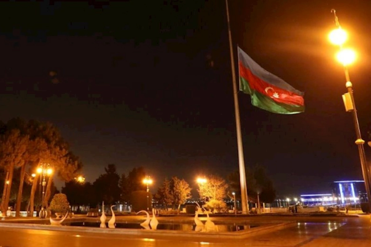 Bayraqlar yarıya qədər endirildi... — FOTOLAR