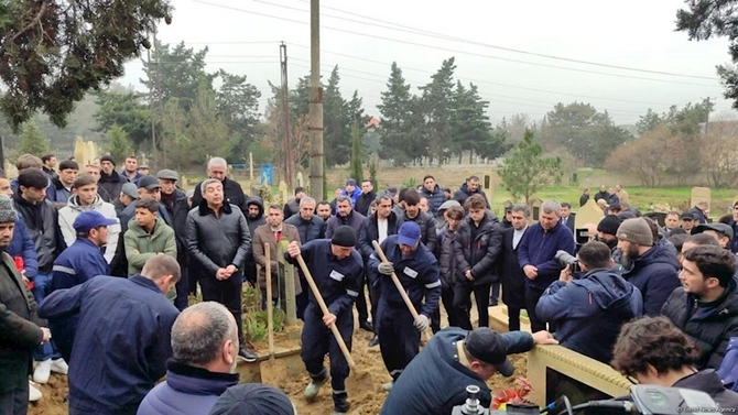 Təyyarə qəzasında həlak olan 13 yaşlı Məhəmmədəli dəfn olundu — FOTOLAR Təyyarə qəzasında həlak olan 13 yaşlı Məhəmmədəli dəfn olundu — FOTOLAR