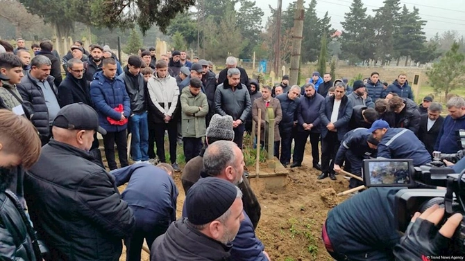 Təyyarə qəzasında həlak olan 13 yaşlı Məhəmmədəli dəfn olundu — FOTOLAR Təyyarə qəzasında həlak olan 13 yaşlı Məhəmmədəli dəfn olundu — FOTOLAR
