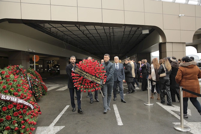 Mədəniyyət Nazirliyinin kollektivi təyyarə qəzasında həlak olanların xatirəsini yad edib — FOTOLAR