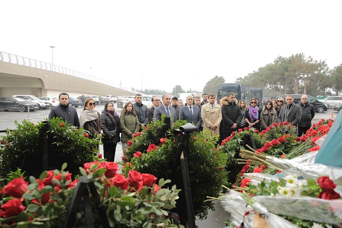 Mədəniyyət Nazirliyinin kollektivi təyyarə qəzasında həlak olanların xatirəsini yad edib — FOTOLAR