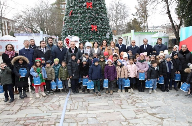 Respublikamızın şəhər və rayonlarında yaşayan uşaqlara bayram hədiyyələri verilib — FOTOLAR