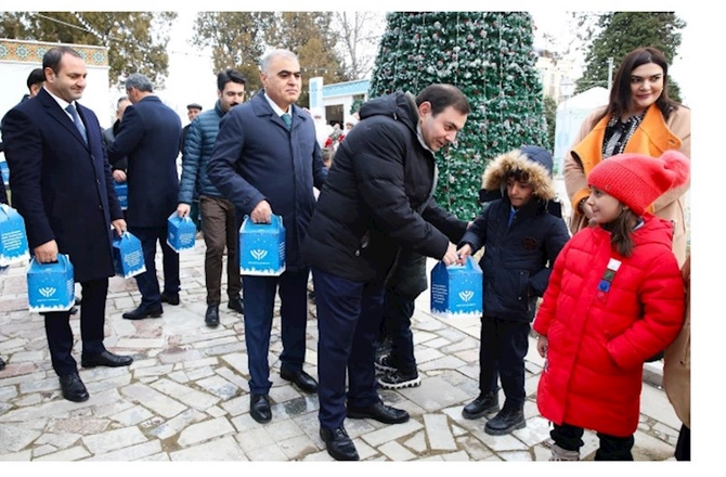 Respublikamızın şəhər və rayonlarında yaşayan uşaqlara bayram hədiyyələri verilib — FOTOLAR