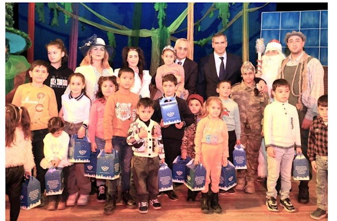 Respublikamızın şəhər və rayonlarında yaşayan uşaqlara bayram hədiyyələri verilib — FOTOLAR