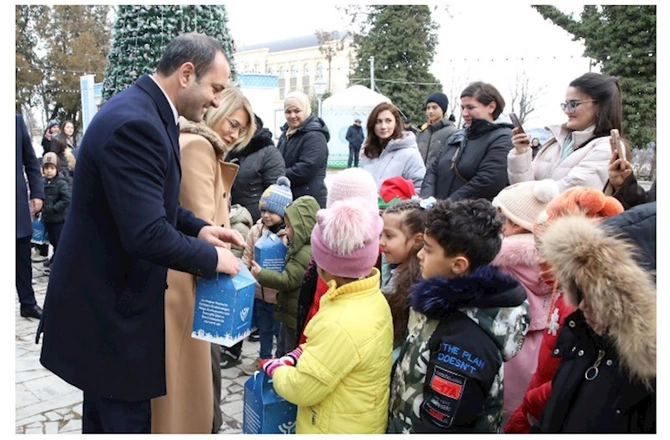 Respublikamızın şəhər və rayonlarında yaşayan uşaqlara bayram hədiyyələri verilib — FOTOLAR