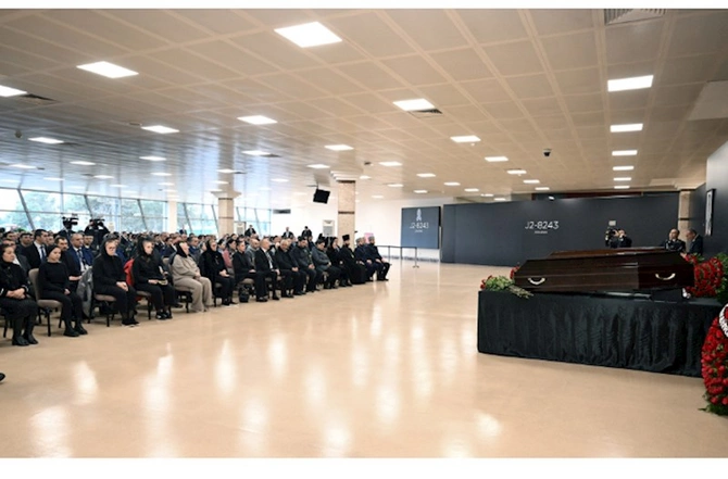 Prezident və xanımı vida mərasimində iştirak etdi — FOTOLAR Prezident və xanımı vida mərasimində iştirak etdi — FOTOLAR