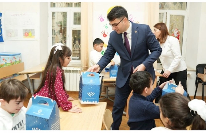 Respublikamızın şəhər və rayonlarında yaşayan uşaqlara bayram hədiyyələri verilib — FOTOLAR