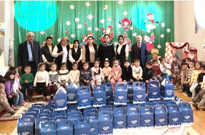 Respublikamızın şəhər və rayonlarında yaşayan uşaqlara bayram hədiyyələri verilib — FOTOLAR