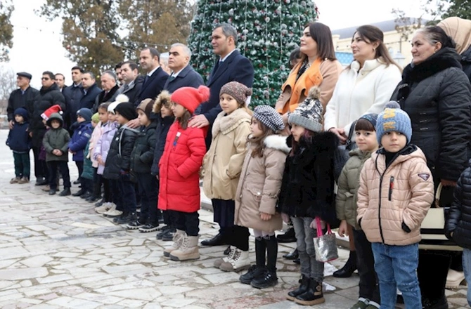 Respublikamızın şəhər və rayonlarında yaşayan uşaqlara bayram hədiyyələri verilib — FOTOLAR