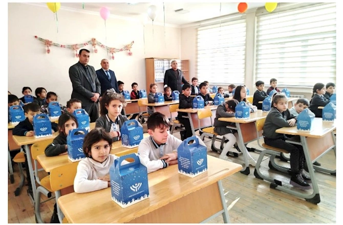 Respublikamızın şəhər və rayonlarında yaşayan uşaqlara bayram hədiyyələri verilib — FOTOLAR