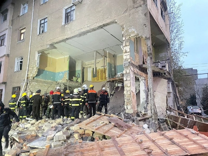 Sumqayıtda yaşayış binasında güclü partlayış — FOTOLAR (YENİLƏNİB)