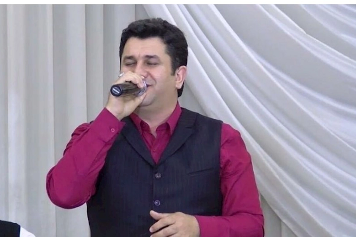 Məşhur müğənni silahdan atəş açaraq mahnı oxudu — VİDEO