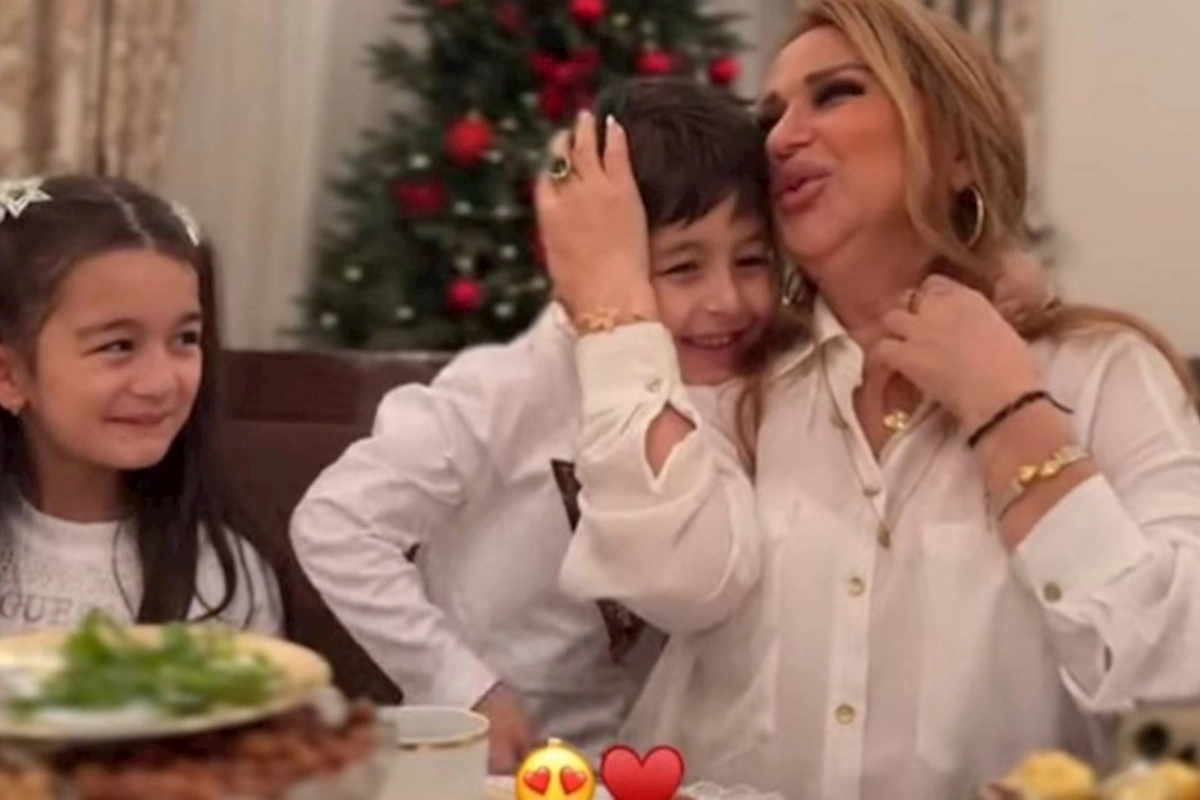 Mələkxanım Eyubova nəvələri ilə — VİDEO