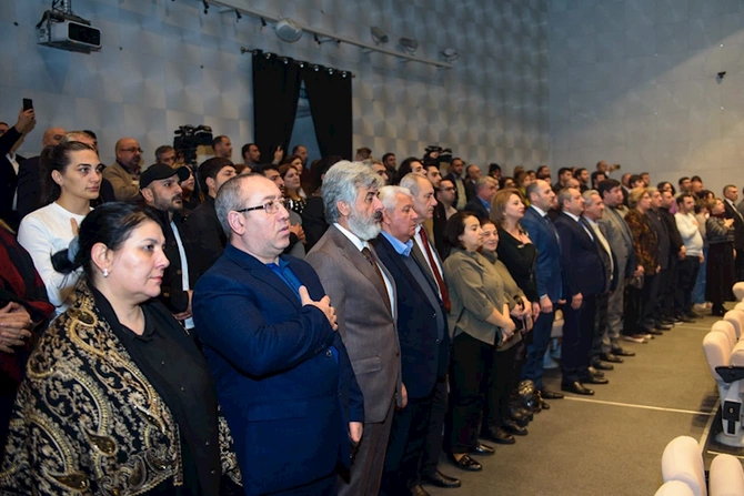 44 günlük Vətən müharibəsinin qəhrəmanlarına həsr olunan SƏS tamaşasının premyerası keçirildi — FOTOLAR 44 günlük Vətən müharibəsinin qəhrəmanlarına həsr olunan SƏS tamaşasının premyerası keçirildi — FOTOLAR