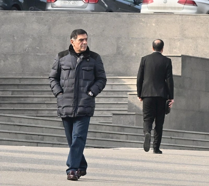 Eks-başçı Xaləddin İsgəndərov uzun illərdən sonra göründü — Qocalıb, saçları ağarıb… (FOTOLAR) Eks-başçı Xaləddin İsgəndərov uzun illərdən sonra göründü — Qocalıb, saçları ağarıb… (FOTOLAR)